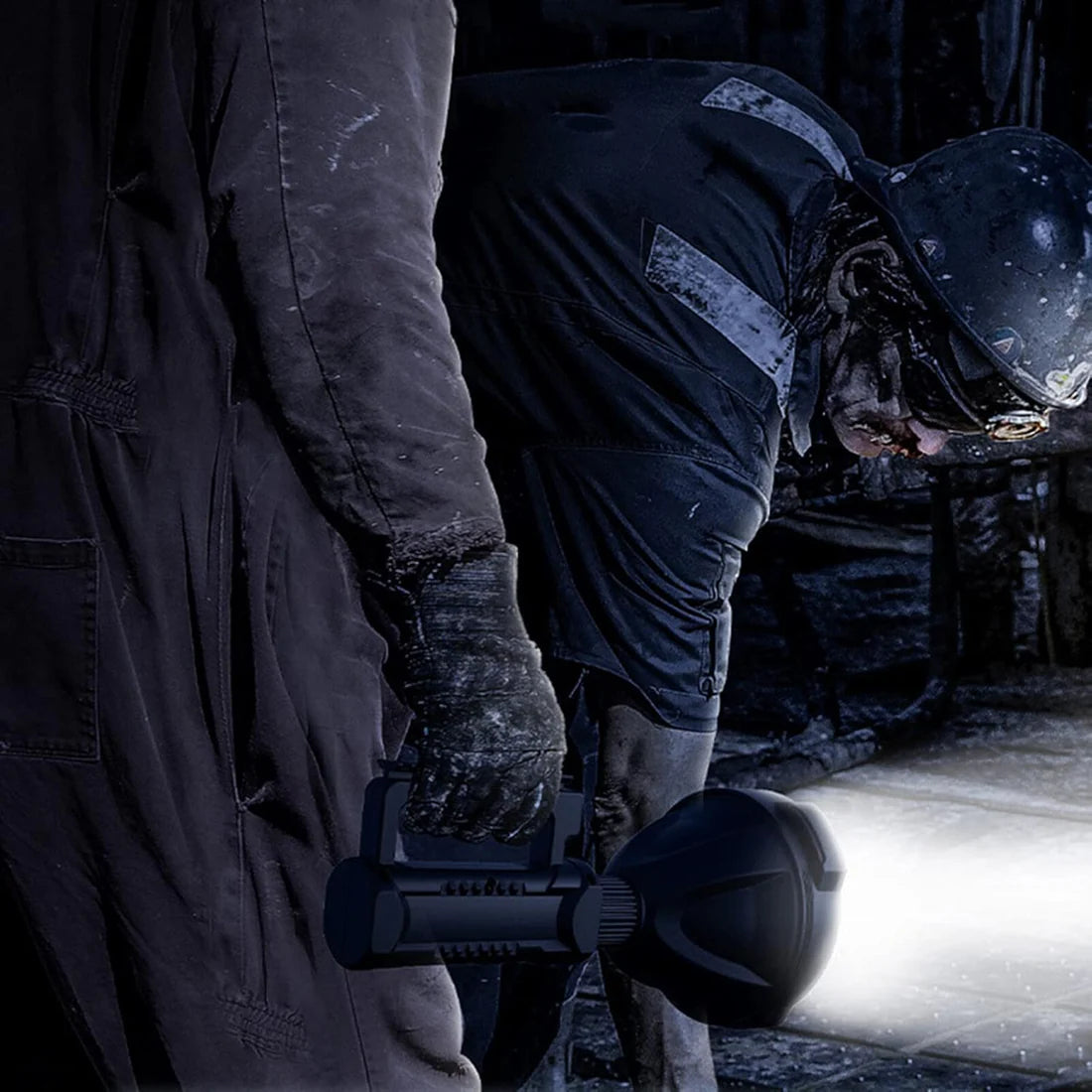 "Portable Tactical LED Flashlight – Bright Light Anytime, Anywhere"